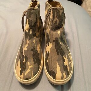 NWOB Very G Camouflage Sneakers Size 9